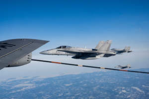 Tanken F-18 in de lucht