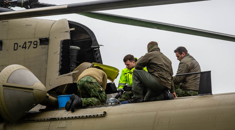 Technici op Chinook na voorzorgslanding