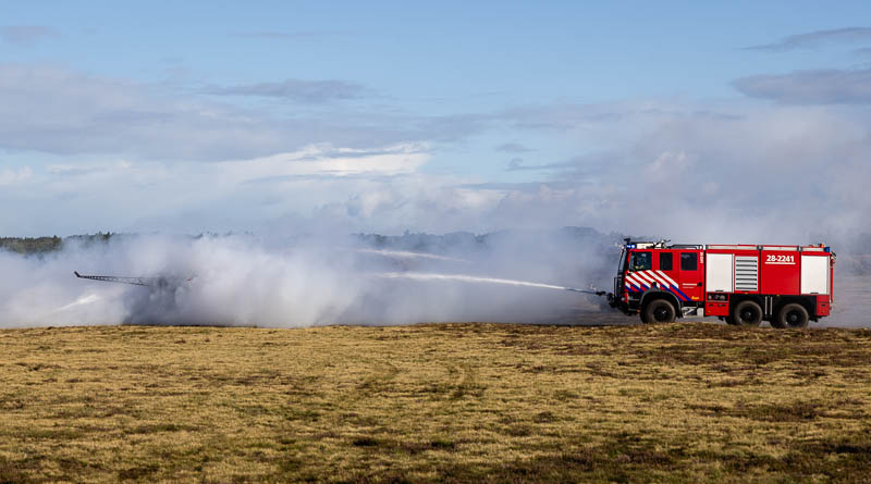 Brandweerauto ISK blust een oefenhelikopter