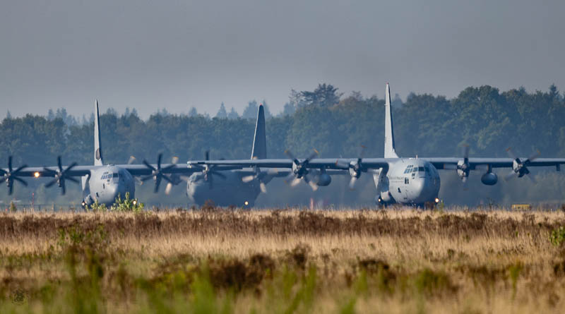 Vliegtuigen die wachten op de startbaan