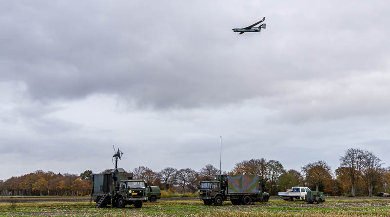 Drone vliegt boven een paar militaire voertuigen