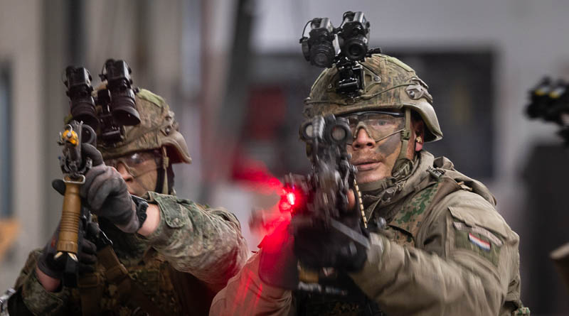 Aanvallende militairen en een laserstraal uit het wapen