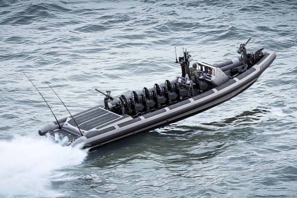 Boot vaart met hoge snelheid over de golven