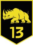 Logo van 13 Lichte Brigade met een gele neushoorn op zwarte ondergrond en het getal 13 eronder.