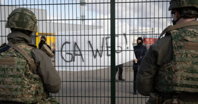 Demonstranten met een spandoek met de tekst 'ga weg'