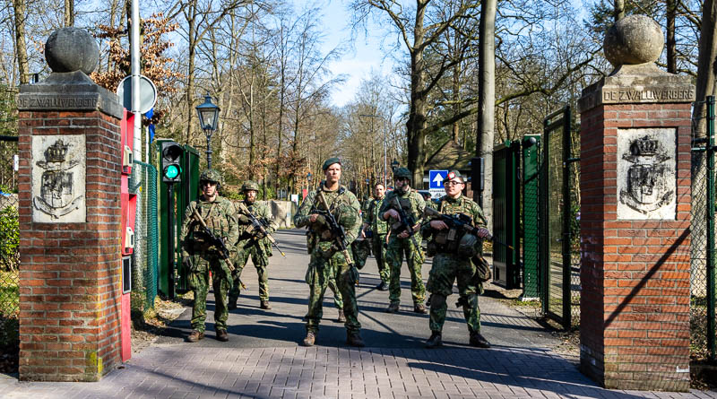 Een groep militairen bij een toegangspoort