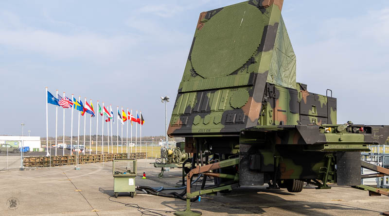 Radar met daarachter heel veel vlaggen van de JPOW landen