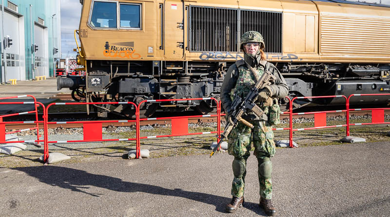 Een militair staat op wacht voor een trein