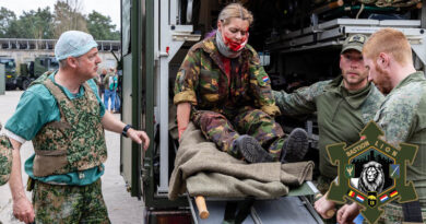 Bebloede vrouw op brancard in de ambulance