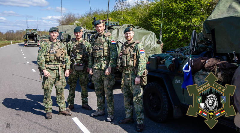 Militairen poseren voor hun voertuig