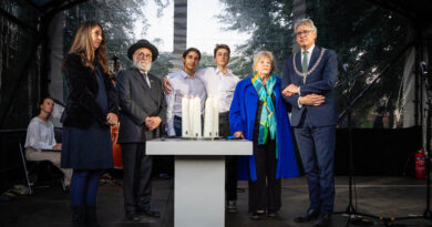 Vijf mensen op rij rondom de kaars