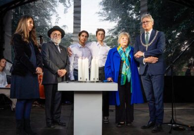 Vijf mensen op rij rondom de kaars