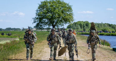 Rijtje militairen die richting de camera loopt