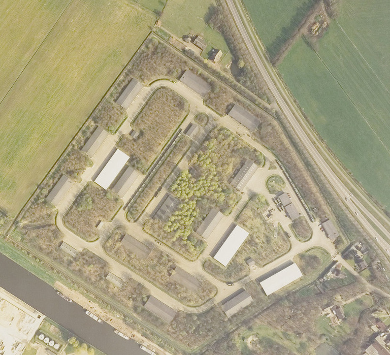 Luchtfoto met de Eem en Maatweg en daartussen het complex
