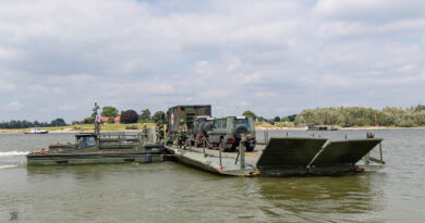 Rivieroversteek van verschillende voertuigen op pontons
