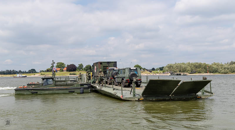 Rivieroversteek van verschillende voertuigen op pontons