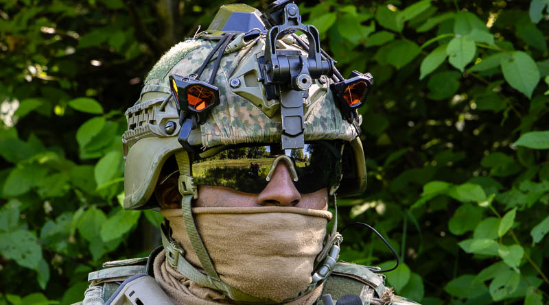 Militair portret waarbij hij een helm met sensoren draagt