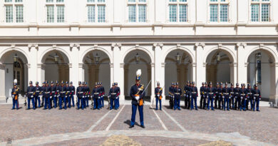 Militairen staan in de houding op een plein