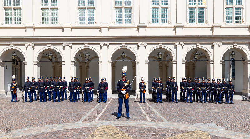 Militairen staan in de houding op een plein