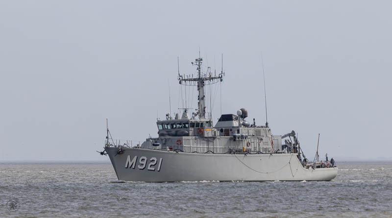 Een mijnenjager (soort schip) op zee tijdens oefening Sandy Coast
