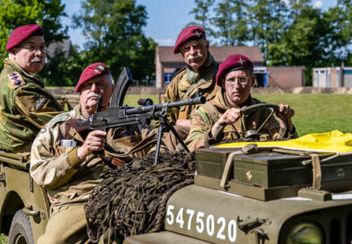 4 Militairen en hun wapens in een Jeep