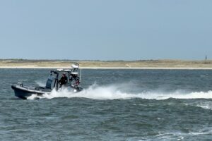 Klein bootje vaart op zee