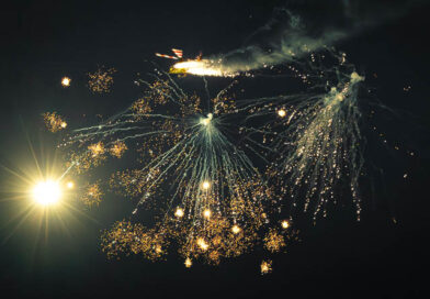 Een helikopter in een donkere lucht die vuurwerk afschiet