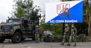 Een digitaal bord met logo 101 CEMA bataljon en de commandant Landstrijdkrachten