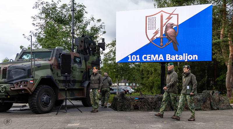 Een digitaal bord met logo 101 CEMA bataljon en de commandant Landstrijdkrachten