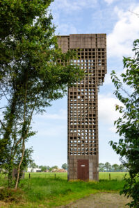 Luchtwachttoren omgeven door bomen