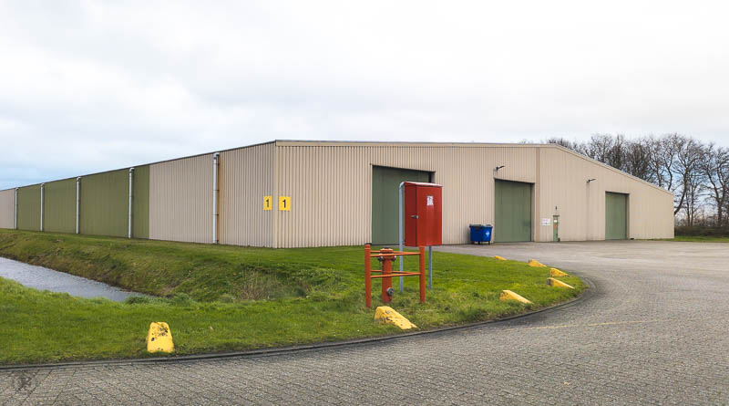 Een foto van een grote loods