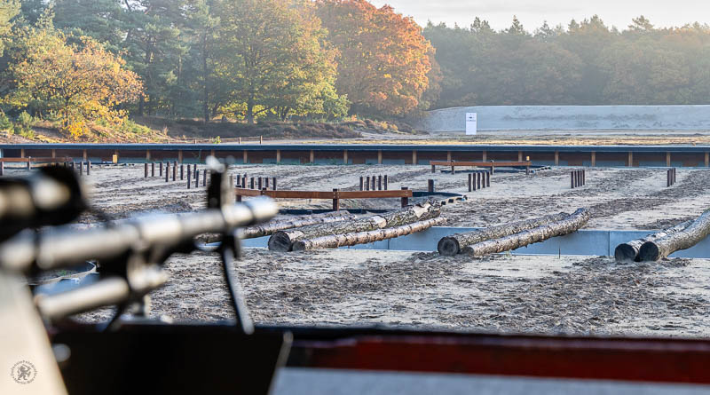 De loop van een mitrailleur kijkt uit over de gevechtsbaan