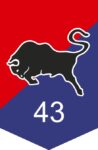 Een gestileerde bison tegen een rood/blauwe achtergrond en het getal 43 onderaan