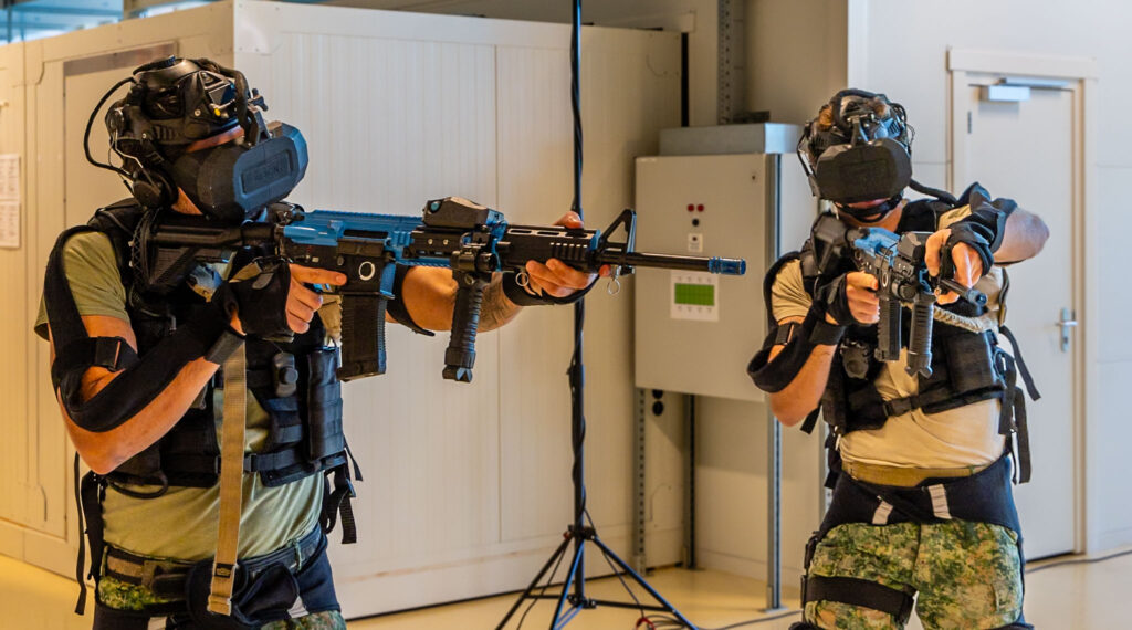 Militairen in simulator-uitrusting