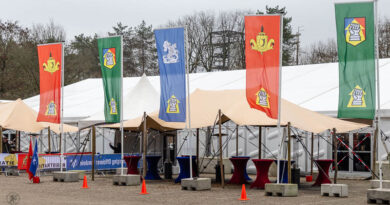 Vlaggen en tent