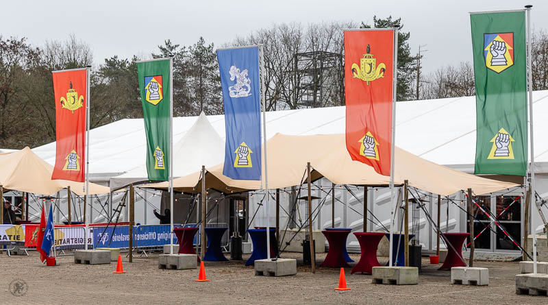 Vlaggen en tent