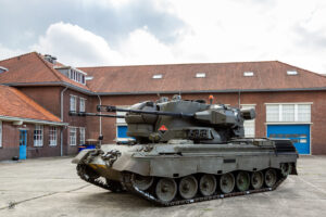Een luchtafweertank staat voor kazernegebouwen