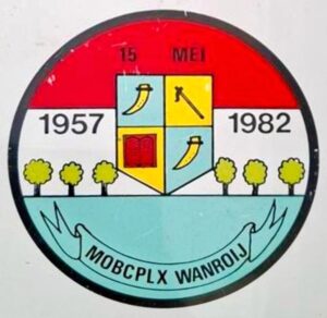 Rood-wit-blauw tegeltje met een wapen en de jaartallen 1957 en 1982.