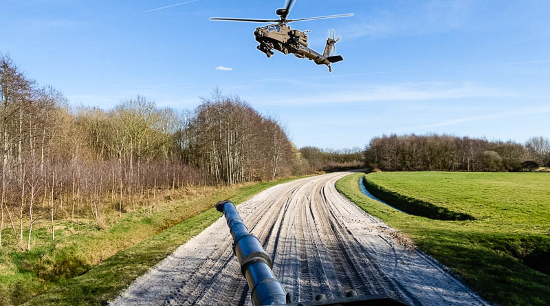 Fotomontage van helikopter met tank (loop)