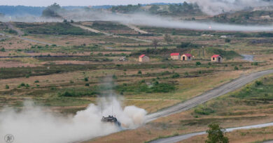 Tank rijdt over oefenterrein