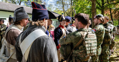 Militairen uit 1813 en 2026 bij elkaar: verschillende uniformen