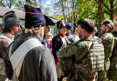 Militairen uit 1813 en 2026 bij elkaar: verschillende uniformen