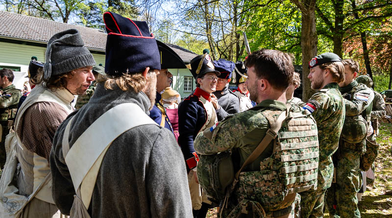 Militairen uit 1813 en 2026 bij elkaar: verschillende uniformen