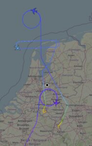 Kaartje met daarop de vluchten van de AWACS en tanker