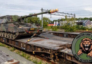 Pantserhouwitser op een trein