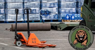 Flesjes water en een palletwagen