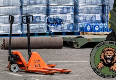 Flesjes water en een palletwagen