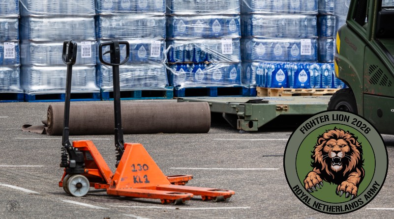 Flesjes water en een palletwagen
