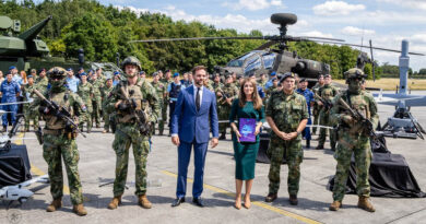 De minister, staatssecretaris en CDS met de nieuwe nota en voor de troepen.