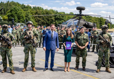 De minister, staatssecretaris en CDS met de nieuwe nota en voor de troepen.